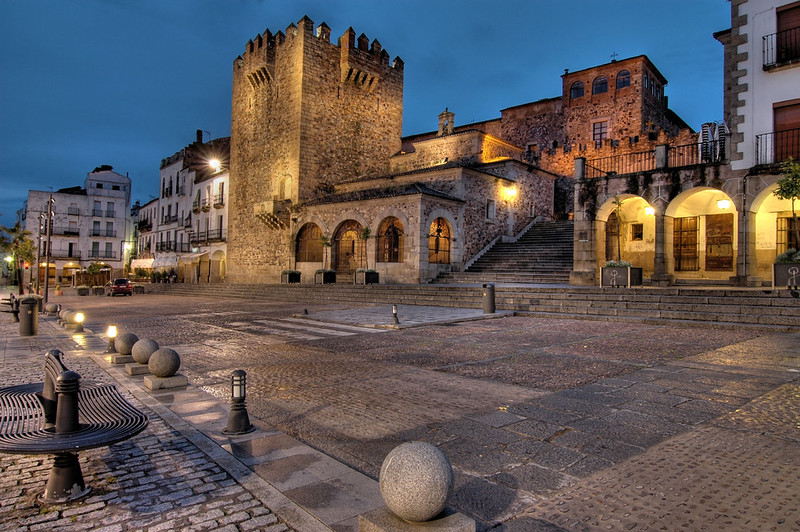 Plaza Mayor de Cáceres, destino ideal para una escapada de fin de semana desde Madrid con historia y monumentos.
